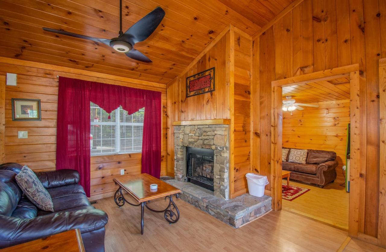 Ladybug Resort Romantic Cabin With Mountain Views, Game Room, Close To Dollywood Sevierville Exterior foto